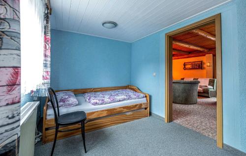 sypialnia z łóżkiem i krzesłem w pokoju w obiekcie Gorgeous Home In Raschau-markersbach With Kitchen w mieście Oberscheibe