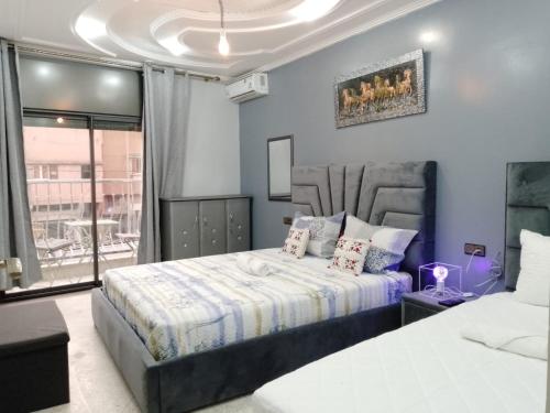 um quarto com 2 camas e uma janela em DIAAFATE TANNIRTE em Khenifra