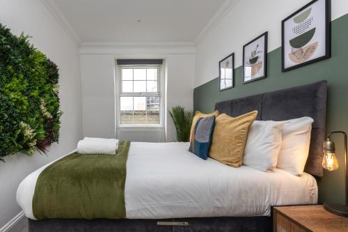 ein Schlafzimmer mit einem großen Bett mit Kissen in der Unterkunft Stunning Two Bedroom Brighton Penthouse in Brighton & Hove