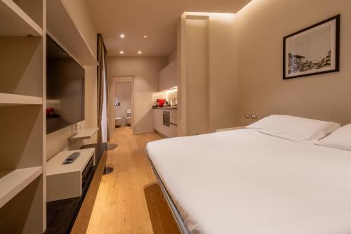 ein Schlafzimmer mit einem großen weißen Bett in einem Zimmer in der Unterkunft Oriana Homèl Verona in Verona