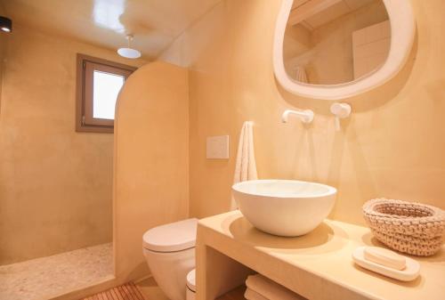 Koupelna v ubytování 4Twaves beach house - BeachFront in Agios Ioannis