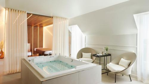 a bathroom with a jacuzzi tub in a room at Hôtel Lancaster Paris Champs-Elysées in Paris