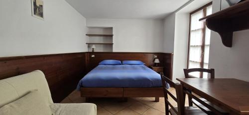 1 dormitorio con 1 cama, 1 mesa y 1 silla en Al Cantuccio, en Scopello