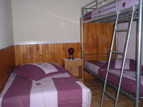 - une chambre avec deux lits superposés et un lit dans l'établissement Le Chardonnay - Gîte - Lot (vallée de la Dordogne), à Saint-Michel-de-Bannières