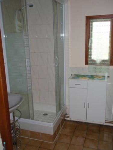 une salle de bain avec douche et lavabo dans l'établissement Le Chardonnay - Gîte - Lot (vallée de la Dordogne), à Saint-Michel-de-Bannières