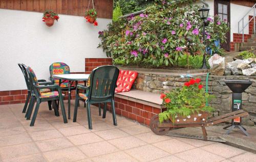 un patio con mesa, sillas y flores en Pet Friendly Home In Breitenbrunn With Kitchen en Breitenbrunn