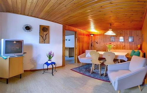 un soggiorno con tavolo, sedie e TV di Awesome Home In Breitenbrunn Ot Antonst With Kitchen a Breitenbrunn