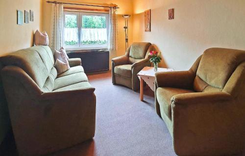 sala de estar con 2 sofás y 2 sillas en Pet Friendly Home In Breitenbrunn With Kitchen en Breitenbrunn