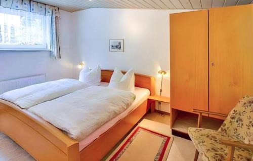 una camera con un grande letto e una sedia di Awesome Home In Breitenbrunn Ot Antonst With Kitchen a Breitenbrunn