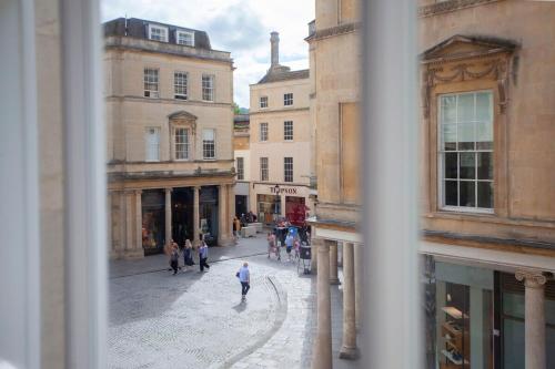 um grupo de pessoas andando por uma rua da cidade em ※ Stunning Apt - Centre of Historic Bath ※ em Bath