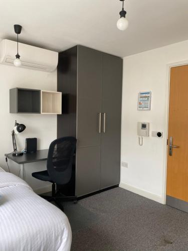 a bedroom with a bed and a desk and a chair at Studio Flat Farringdon in London
