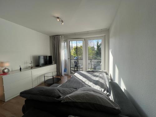 ein Wohnzimmer mit einem Sofa und einem Fenster in der Unterkunft The Livingroom Apartment Cologne in Köln