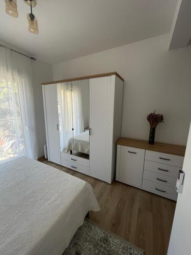 En eller flere senge i et værelse på Listik Apartments