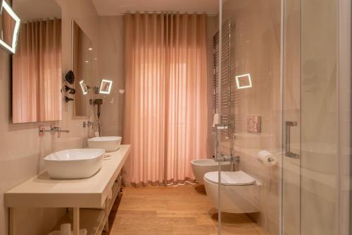 La salle de bains est pourvue de 2 lavabos, de 2 toilettes et d'une douche. dans l'établissement Oriana Homèl Verona, à Vérone