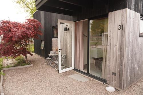 a small house with a glass door and a table at B&B Hoogeveen Centraal in Hoogeveen