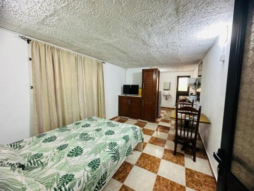 卡特勒博爾納的住宿－Verolux bedroom service，一间卧室配有一张床、一张桌子和一把椅子