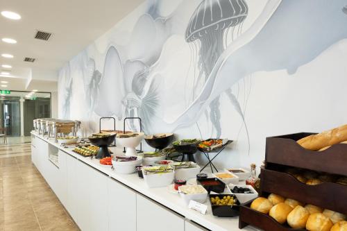 ein Buffet mit Speisen darüber in der Unterkunft Hotel Antea - By The Sea in Sozopol