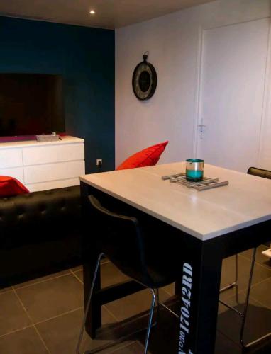 un salon avec une table et un canapé dans l'établissement Studio Cosy, jardin privatif, à Genilac