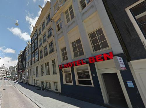 アムステルダムにあるバジェット ホテル ベンの通り側のホテル弁看板のある建物