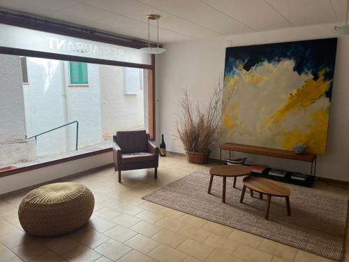 德拉塞爾瓦港的住宿－Hostal Sol i Sombra，客厅的墙上挂着一幅大画