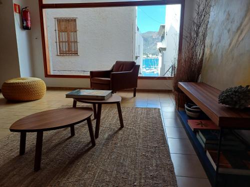 德拉塞爾瓦港的住宿－Hostal Sol i Sombra，客厅配有2张桌子和椅子