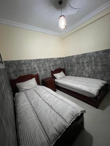 HOLIDAY HOUSE EL OUALIDIA tesisinde bir odada yatak veya yataklar