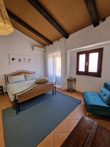 سرير أو أسرّة في غرفة في LA CASETTA AZZURRA CHIANALEA - locazione turistica