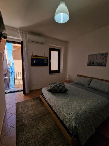 Katil atau katil-katil dalam bilik di LA CASETTA AZZURRA CHIANALEA - locazione turistica