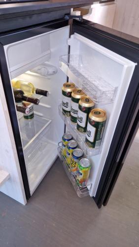 un frigorifero a pianta aperta con bevande e birra di Posed U HRADU a Jaklovec