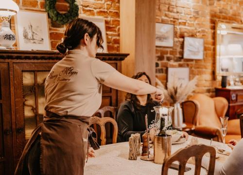 een vrouw die voor een tafel staat met een blender bij Dom dla dwojga w Starym Młynie w Brzeźnicy in Brzeźnica