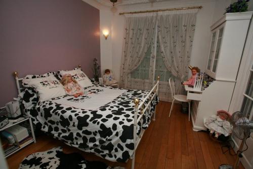 twee kinderen op een bed in een slaapkamer bij Jeux olympiques Paris colocation chambre double dans F3 in Parijs