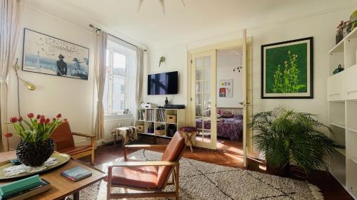 a living room with a table and a tv at ApartmentInCopenhagen Apartment 1604 in Copenhagen