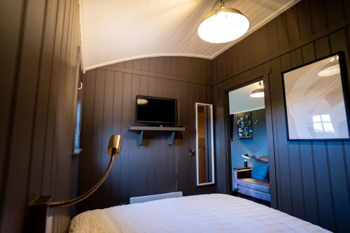 Televisyen dan/atau pusat hiburan di Cherry Tree Lodge