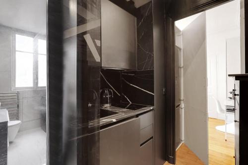 - une cuisine avec un lavabo et des toilettes dans la chambre dans l'établissement Paris’Luxury : Luxe, Calm and Voluptuousness, à Neuilly-sur-Seine