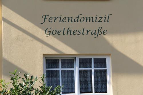 una señal en el lateral de un edificio con ventana en Feriendomizil Goethestraße, Wohnung Strandläufer Whg 15, en Ahlbeck