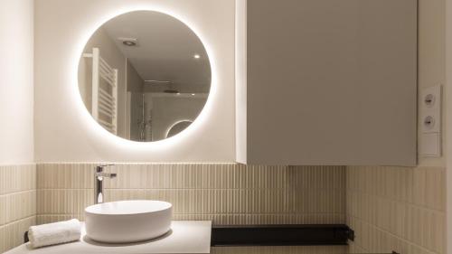y baño con lavabo blanco y espejo. en Osito Hub - Poeta Durán, en Valencia