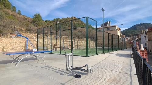 - un panier de basket sur un bâtiment avec un court de tennis dans l'établissement La viajera Espadan, à Algimia de Almonacid