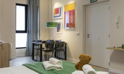 ein Schlafzimmer mit einem Teddybär auf einem Bett in der Unterkunft Osito Hub - Duc de Gaeta in Valencia