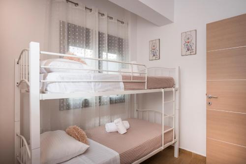 um quarto com 2 beliches num quarto em Athina's Flat on the sea em Agia Marina Nea Kydonias