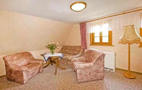 a living room with two chairs and a couch and a table at Ferienwohnung Neuhausen in Neuwernsdorf