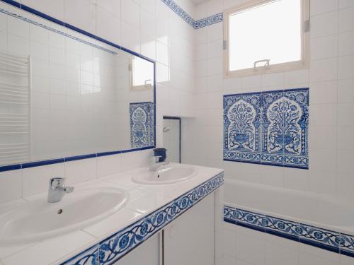 Baño blanco con lavabo y espejo en Paris South Garden Residence en Saint-Cloud