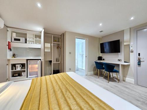 een grote slaapkamer met een groot bed en een bureau bij NOX Hyde Park in Londen