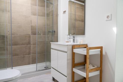 een badkamer met een wastafel en een douche bij Beach Front Villa in Ponta Delgada