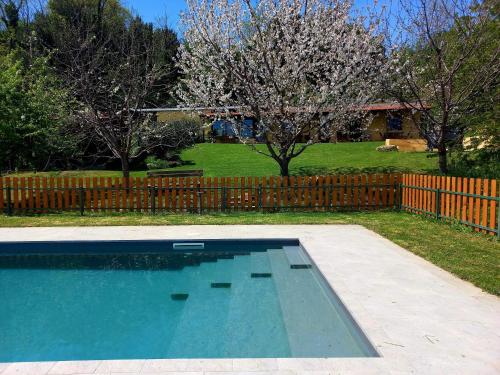 ein Pool in einem Garten mit einem Zaun in der Unterkunft La casa Nettarina in Poggio Mirteto