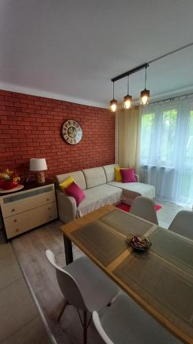 een woonkamer met een bank en een tafel bij MK Apartament II in Rzeszów