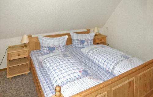 - 2 lits jumeaux dans une chambre avec 2 tables de chevet dans l'établissement Awesome Apartment In Neuhausen With Wifi, à Neuhausen