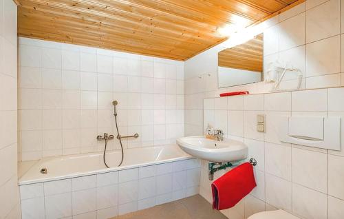 y baño con lavamanos, bañera y lavamanos. en Awesome Apartment In Neuhausen With Wifi, en Neuhausen