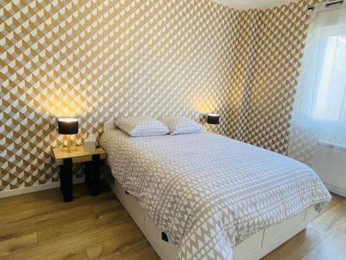 - une chambre avec un lit et 2 tables avec des lampes dans l'établissement L oustal, à Rodez