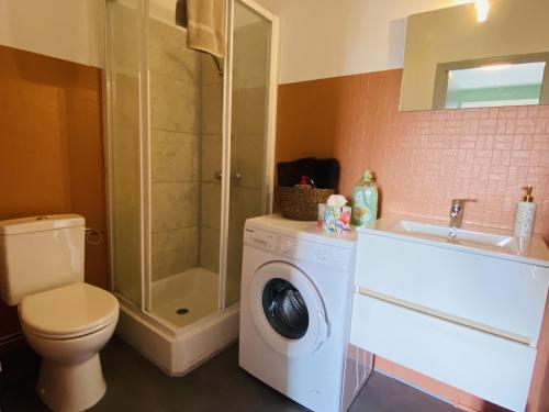 La salle de bains est pourvue de toilettes, d'un lavabo et d'un lave-linge. dans l'établissement L oustal, à Rodez