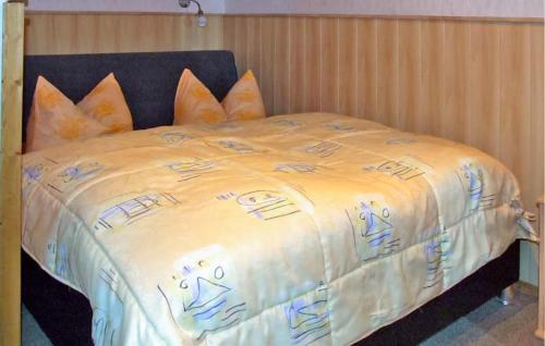 een groot bed met blauwe letters erop bij 2 Bedroom Stunning Home In Rechenberg-bienenmhle in Rechenberg-Bienenmühle